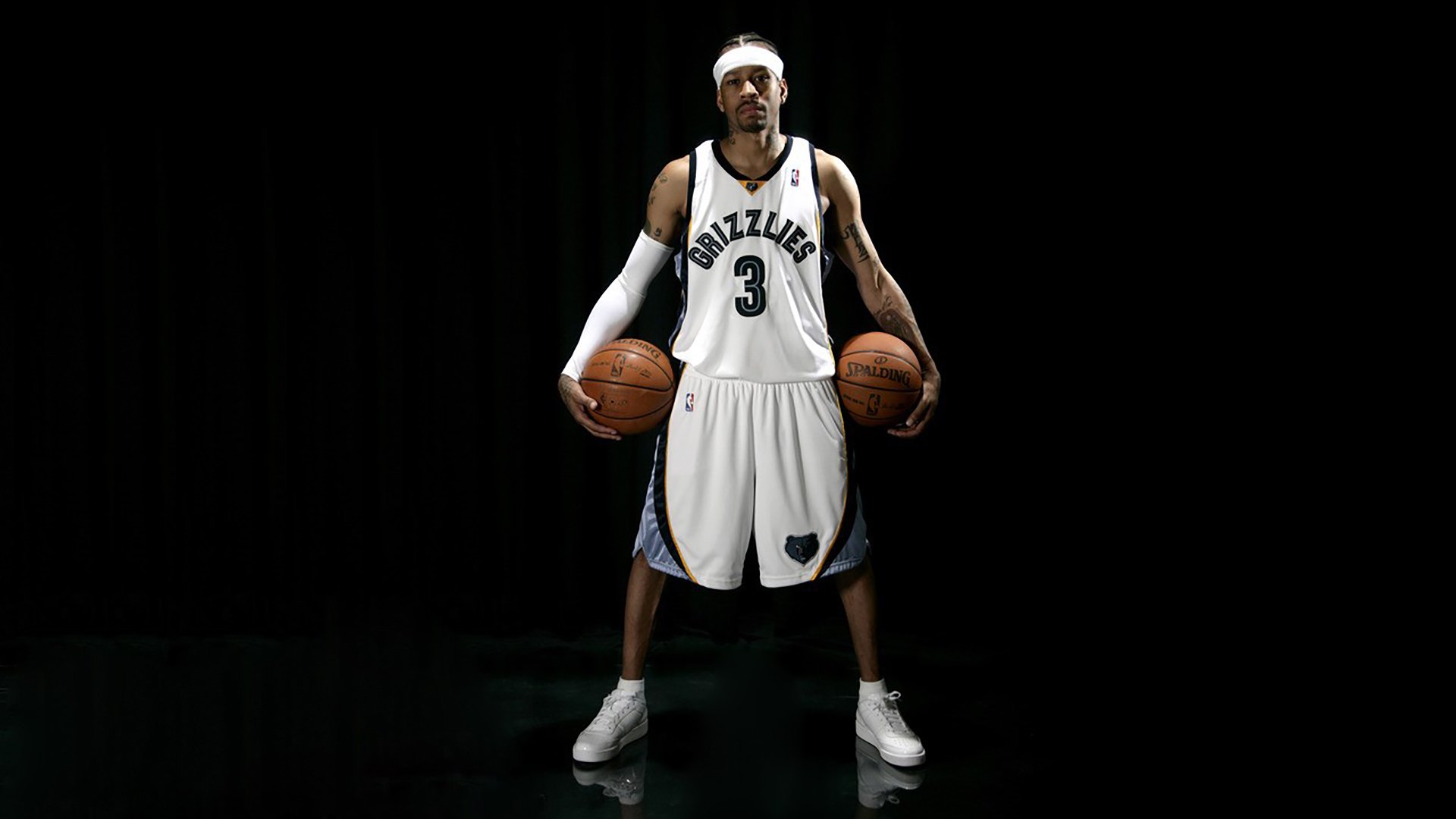 “举重选手挑战极限重量，高新体育中心赛场掀起运动高潮”